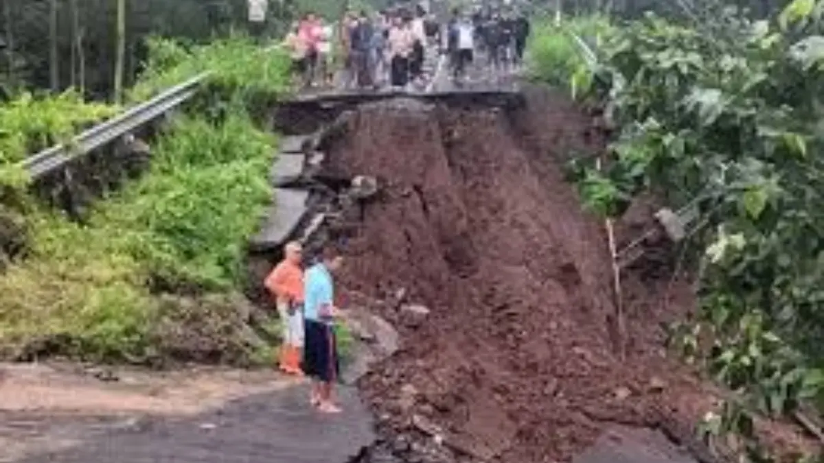 Akses jalan menuju Air Terjun Madakaripura, Probolinggo, terputus akibat longsor yang menyebabkan tanah ambles dan jembatan roboh.