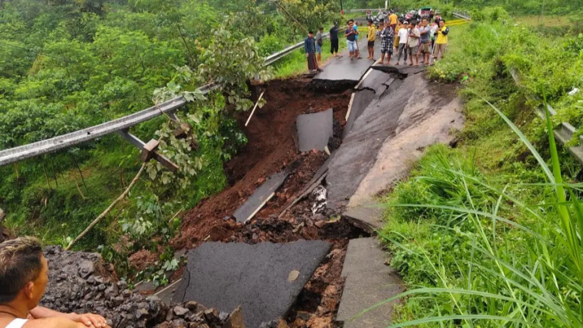 Kondisi jembatan yang menjadi akses utama menuju wisata Air Terjun Madakaripura sekaligus jalur penghubung Probolinggo–Pasuruan di Desa Negororejo, Kecamatan Lumbang, Kabupaten Probolinggo. (sumber: pantura7.com)