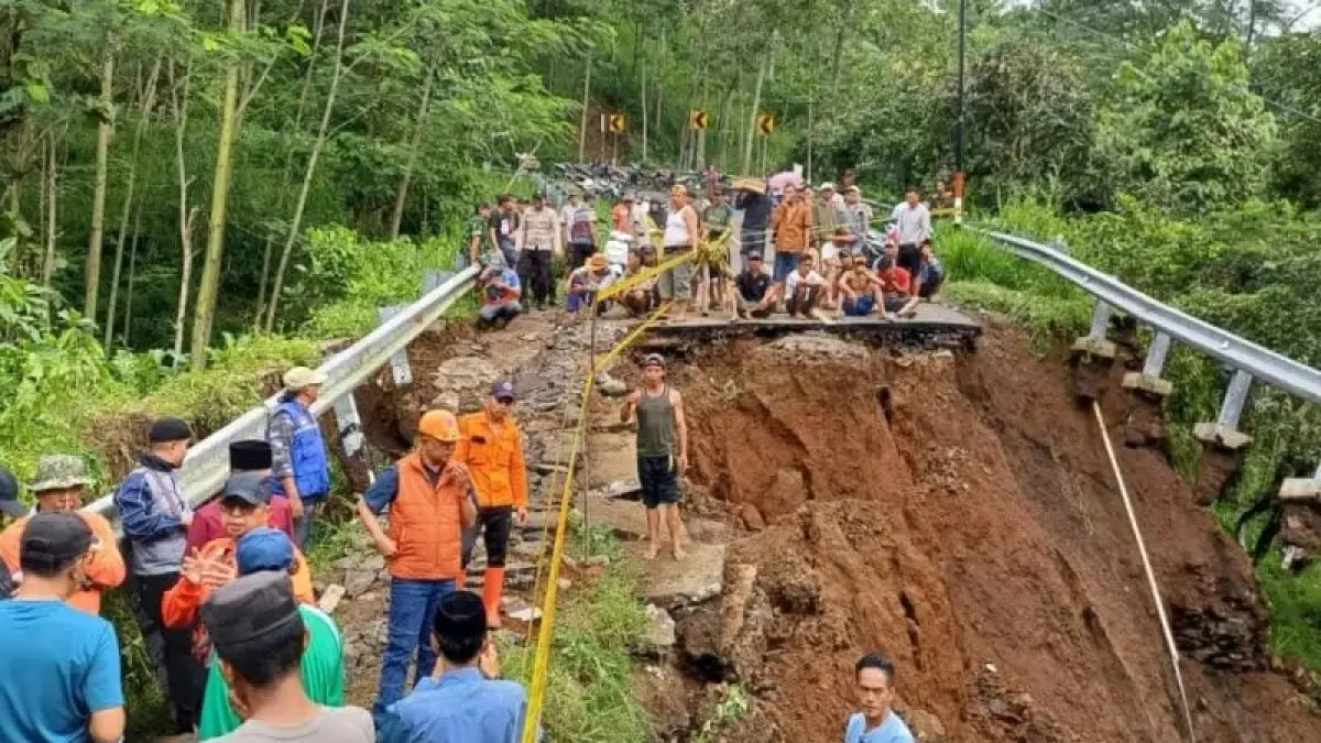  Longsor 20 kilometer di di Desa Negororejo, Kecamatan Lumbang, Kabupaten Probolinggo seusai hujan deras, Sabtu (28/3/2026)