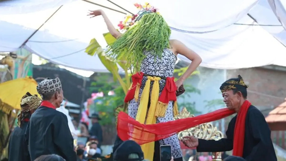Seblang Olehsari biasanya digelar setiap tahun setelah Hari Raya Idul Fitri, selama tujuh hari berturut turut