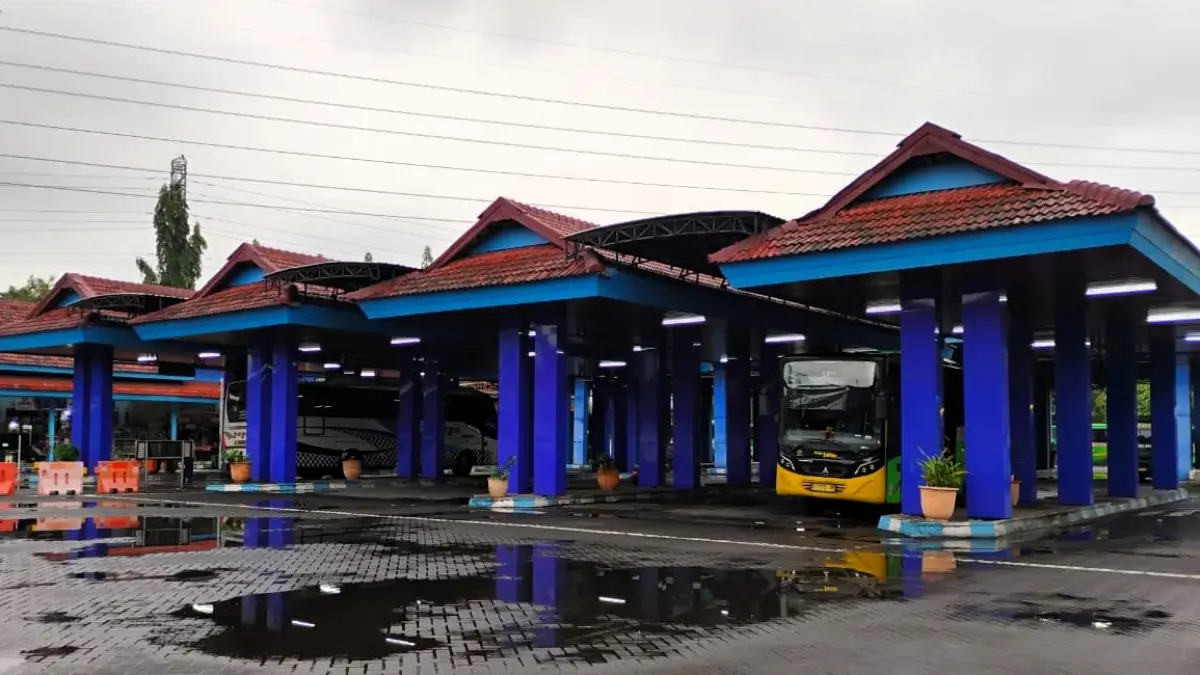 ANGKUTAN UMUM: Terminal Kertajaya Mojokerto mengalami lonjakan jumlah penumpang bus selama libur panjang Hari Raya Idulfitri 1447 Hijriah.  (Martda JPRM)