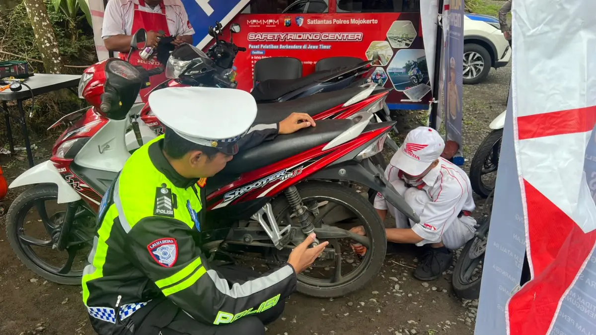  DICEK: Petugas Polres Mojokerto bersama personel gabungan melakukan pemeriksaan kondisi kendaraan yang melintas di jalur Pacet-Cangar di Posyan Sendi.  (Rizal JPRM)