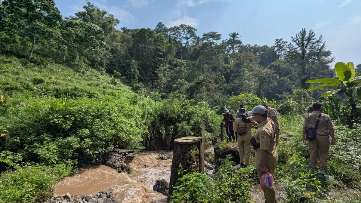 DISURVEI:&nbsp;Petugas SDA Dinas PUPR Kabupaten Mojokerto melakukan survei lokasi di Bendung Urung-Urung, Kecamatan Trawas, yang menjadi salah satu prioritas pembangunan tahun ini. (Dori JPRM)
