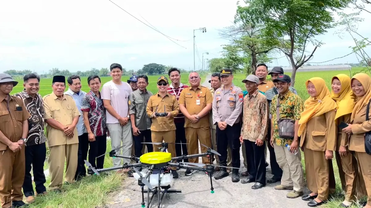 &nbsp;KETAHANAN PANGAN: Bupati Mojokerto Muhammad Albarraa saat menyerahkan bantuan drone sprayer pertanian kepada kelompok tani di Desa Wunut, Kecamatan Mojoanyar.