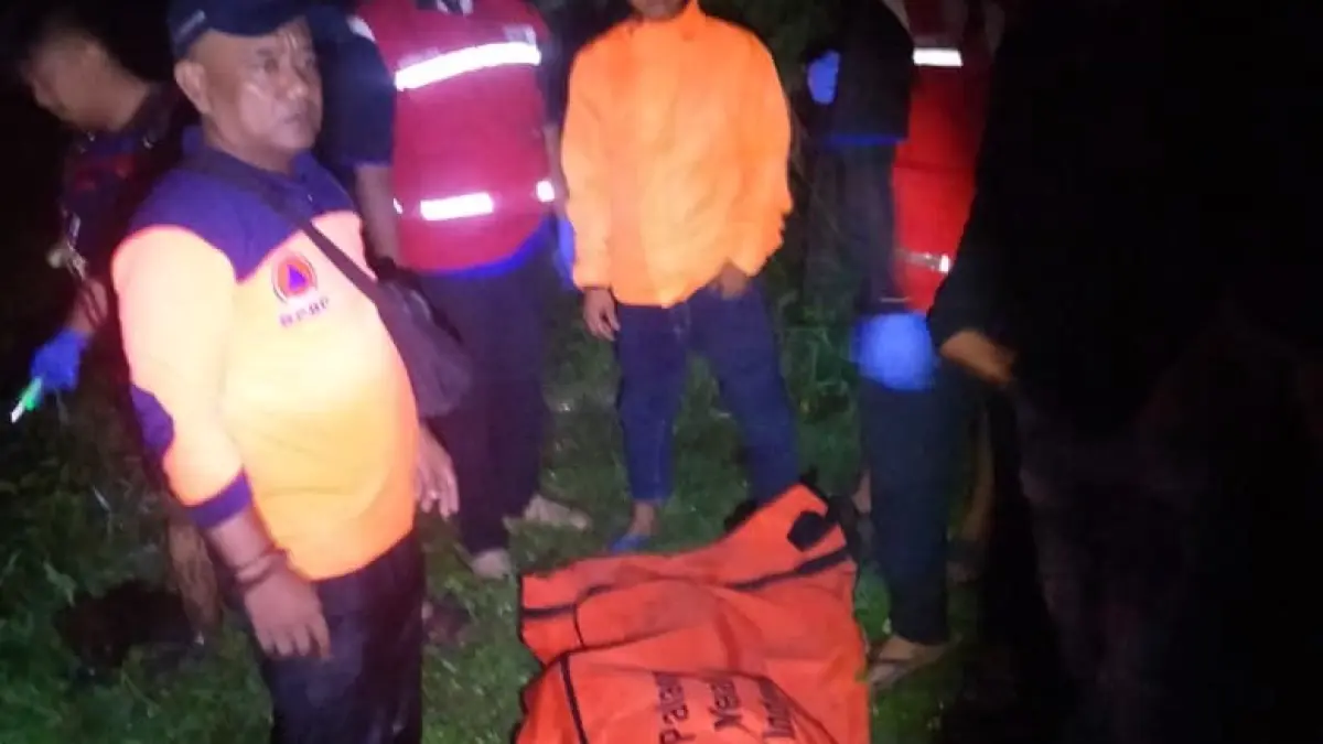  NAHAS: Petugas gabungan mengevakuasi jasad HM dari aliran Kali Ngotok, Sabtu (28/3) malam. (Martda JPRM)