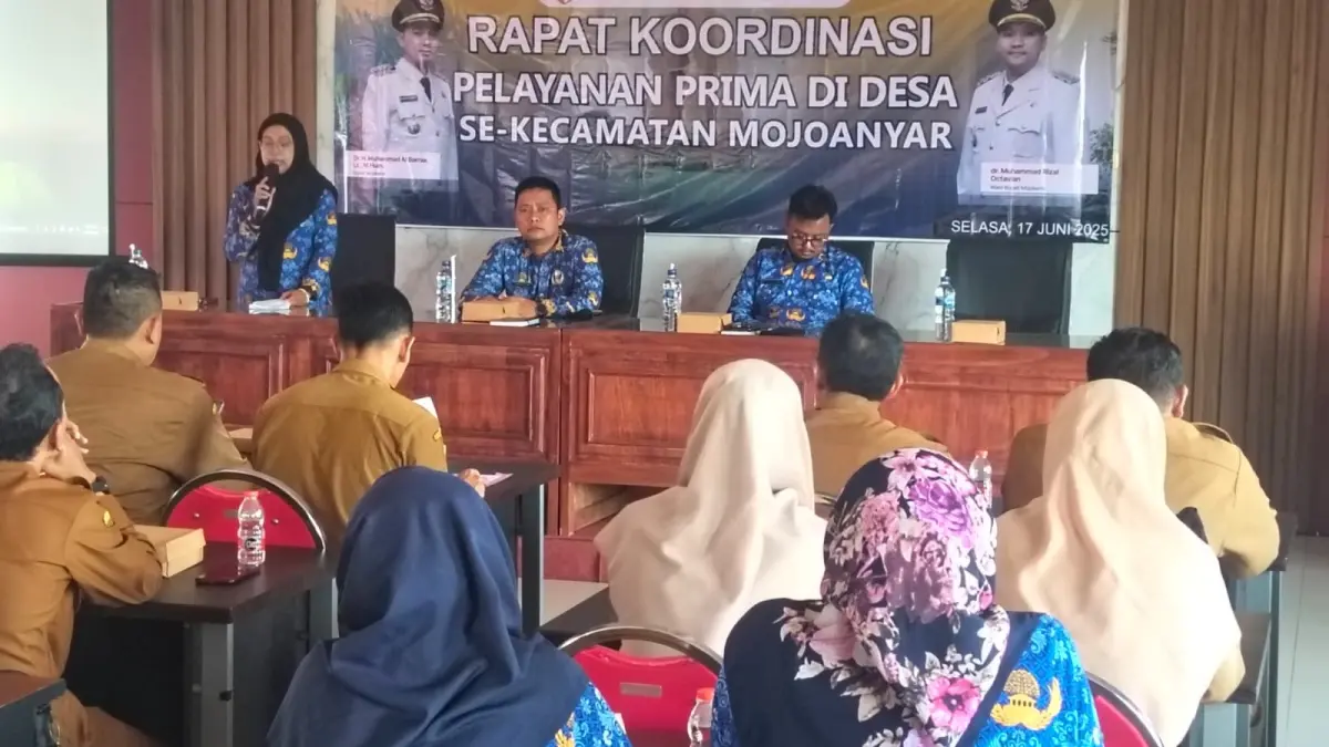 PEMBINAAN BERKELANJUTAN: Plt Camat Mojoanyar Arifatur Roziq memimpin pertemuan rapat koordinasi pelayanan prima di desa se-Kecamatan Mojoanyar.