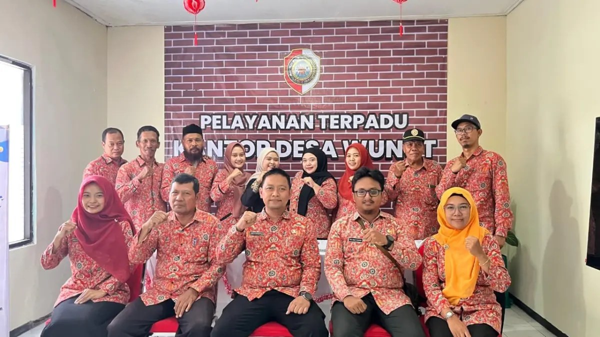 PENGUATAN LAYANAN: Plt Camat Mojoanyar Arifatur Roziq bersama jajaran melakukan penilaian lomba pelayanan publik di sejumlah desa.