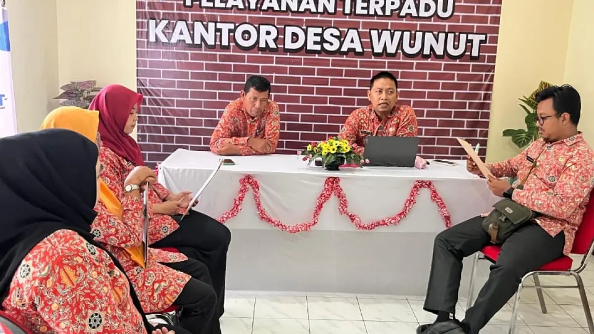 PENGUATAN LAYANAN: Plt Camat Mojoanyar Arifatur Roziq bersama jajaran melakukan penilaian lomba pelayanan publik di sejumlah desa. 