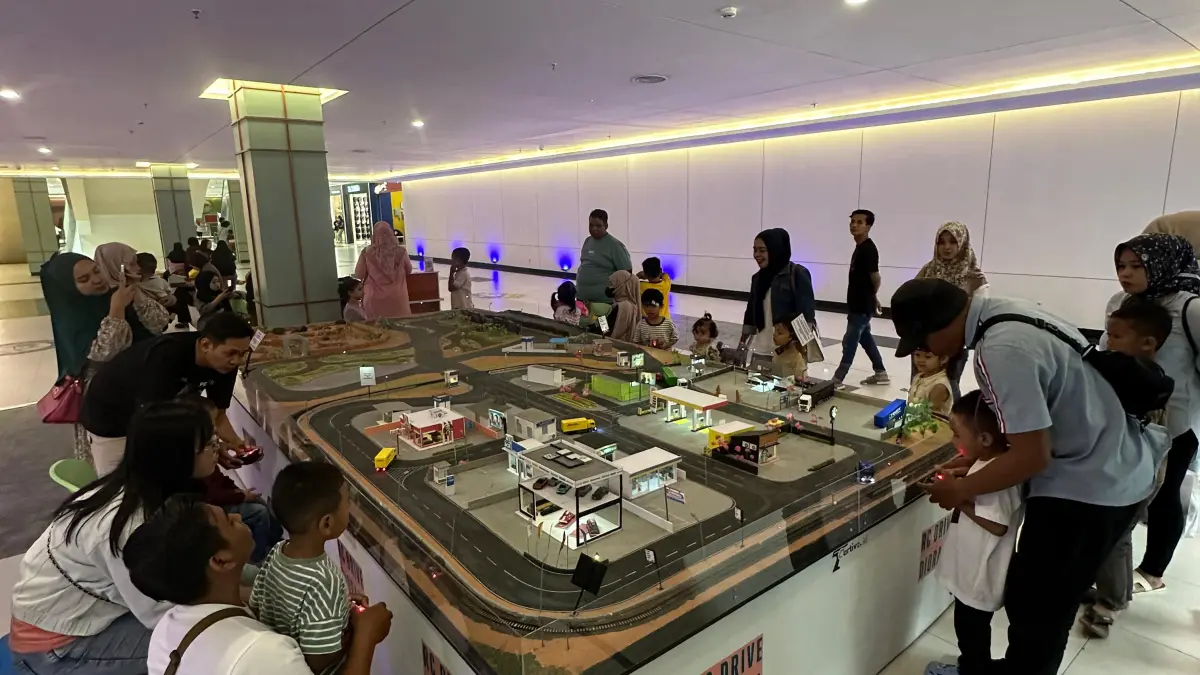 SERU: Pengunjung Sunrise Mall Mojokerto, mulai anak-anak, kalangan remaja, hingga orang dewasa memadati lokasi RC Diorama di area Connection Sunrise Mall Mojokerto lantai 1. (Dodik JPRM)