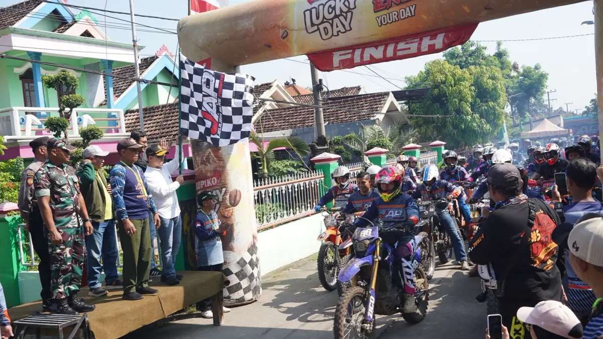 START: Bupati Mojokerto Muhammad Albarraa memberangkatkan peserta Jelajah Alas Pawitra di Desa Watesnegoro, Kecamatan Ngoro, Minggu (29/3). (Rizal JPRM)