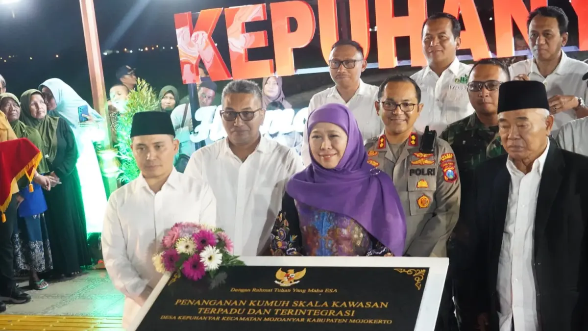 TEPAT GUNA: Gubernur Jatim Khofifah Indar Parawansa bersama Bupati Mojokerto Muhammad Albarraa meresmikan Penanganan Kumuh Skala Kawasan Terpadu dan Terintegrasi melalui Program Permata Jatim di Desa Kepuhanyar, Kecamatan Mojoanyar. 