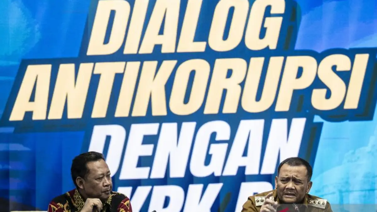 Gubernur Jawa Tengah Gubernur Jawa Tengah Ahmad Luthfi (kanan) disaksikan Wakil Ketua KPK Fitroh Rohcahyanto (kiri) berbicara dalam acara dialog antikorupsi antara KPK dengan Pemprov Jawa Tengah di Semarang, Jawa Tengah, Senin (30/3/2026). ANTARA FOTO/Aprillio Akbar/sgd
