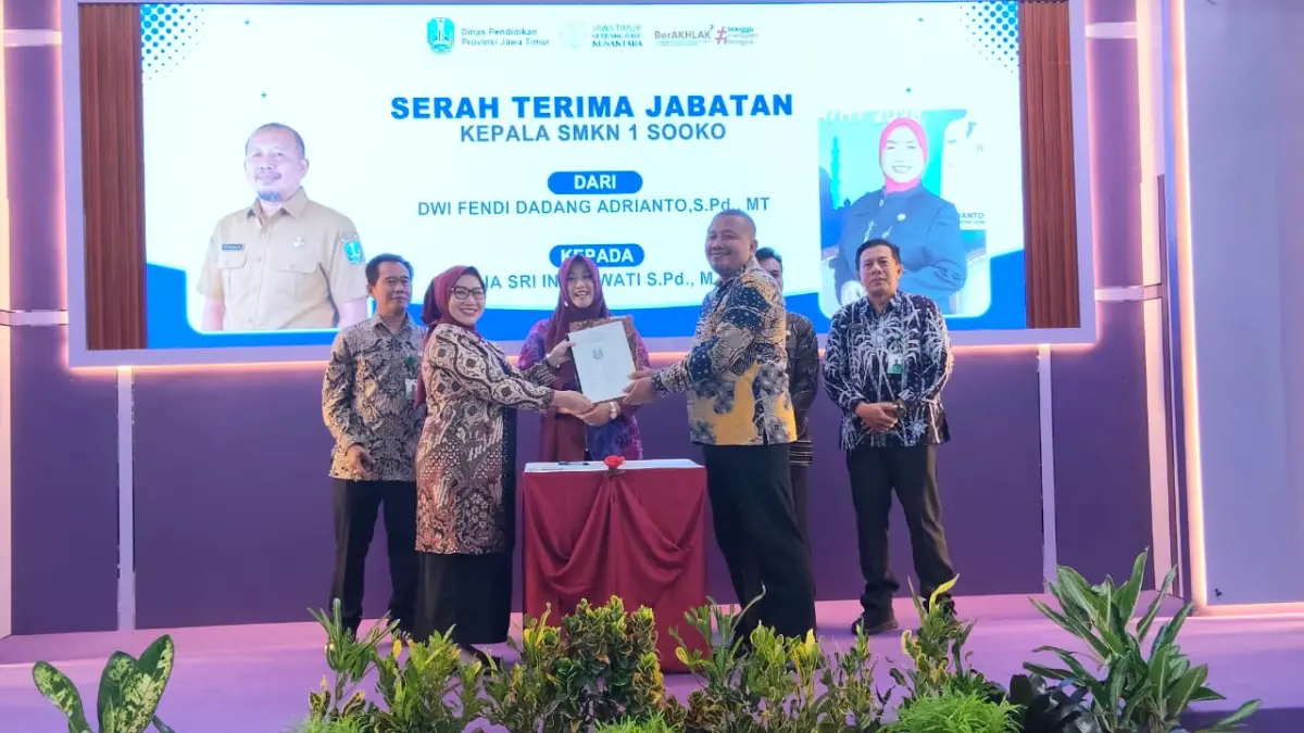 BERGANTI: Kepala Cabdindik Jawa Timur Wilayah Kabupaten dan Kota Mojokerto Pinky Hidayati memimpin sertijab pergantian kursi kepala sekolah di SMKN 1 Dlanggu, kemarin (31/3). (Oce JPRM)