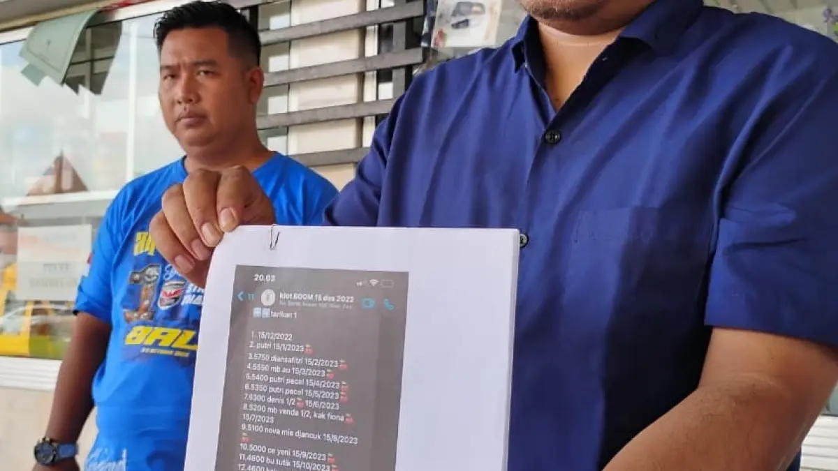 JADI POLEMIK: Penasihat hukum korban menunjukkan sejumlah bukti kasus dugaan arisan online.&nbsp;&nbsp;(Martda JPRM)