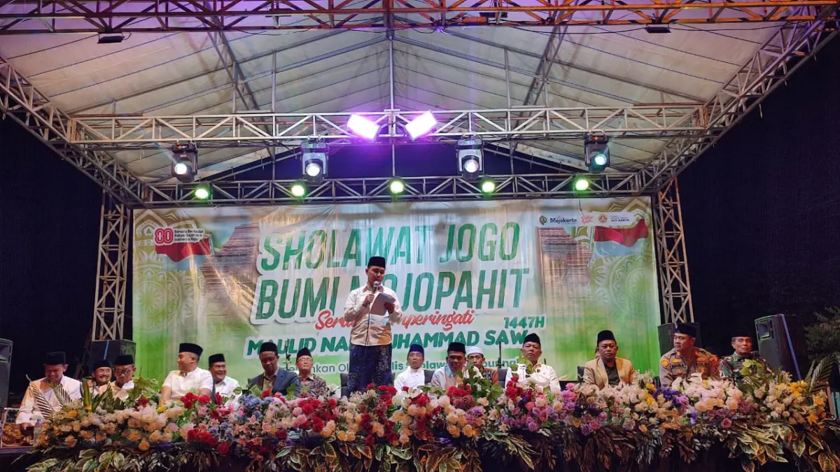 JAGA SOLIDARITAS: Bupati Mojokerto Muhammad Albarraa memimpin kegiatan Sholawatan Jogo Bumi Mojopahit yang berpusat di Kecamatan Jatirejo.