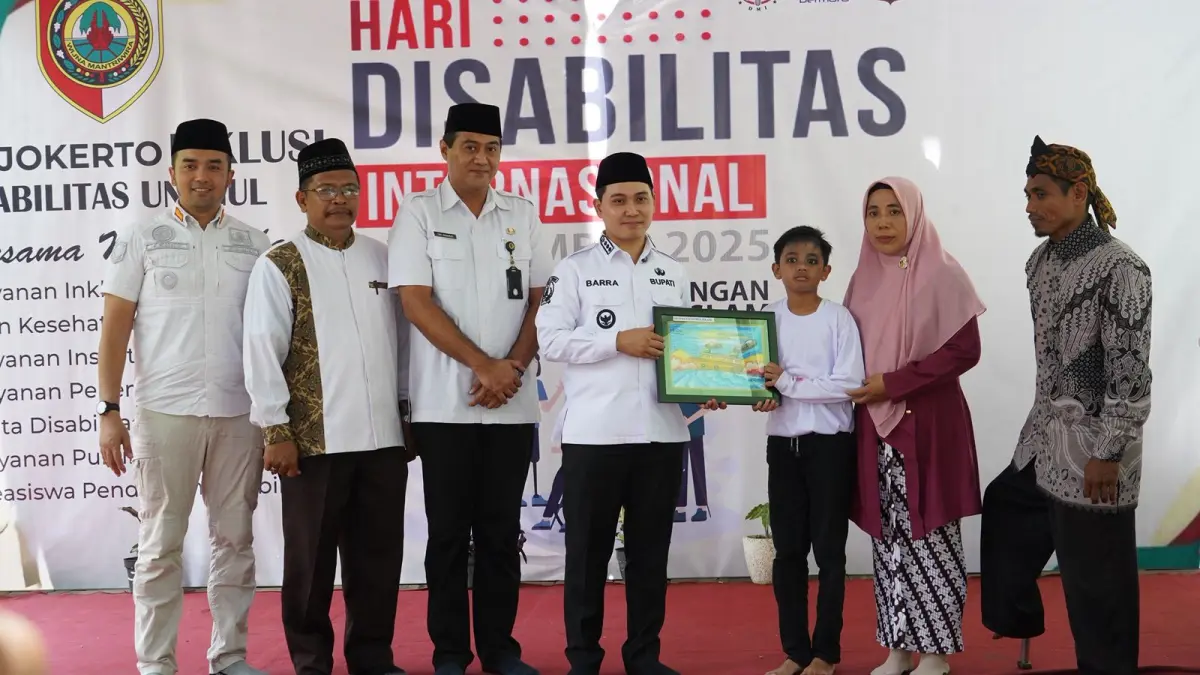 KESEJAHTERAAN WARGA: Bupati Mojokerto Muhammad Albarraa memberikan bantuan kepada salah satu warga Kecamatan Jatirejo dalam peringatan Hari Disabilitas Internasional 2025.