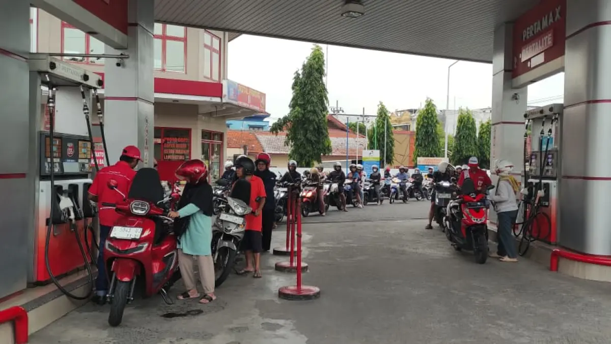KHAWATIR NAIK: Kendaraan roda empat dan roda dua tampak mengantre demi mendapatkan BBM di SPBU Jalan Bhayangkara, Kota Mojokerto, kemarin (31/3). (Arief JPRM)