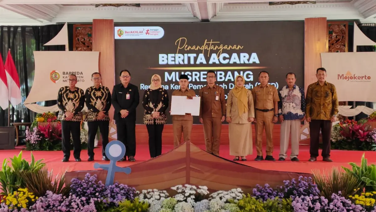 KOLABORASI: Bupati Muhammad Albarraa bersama Ketua DPRD Kabupaten Mojokerto Ayni Zuroh dan stakeholder terkait menandatangani berita acara Musrembang RKPD 2027 di pendapa pemkab, Senin (30/3).