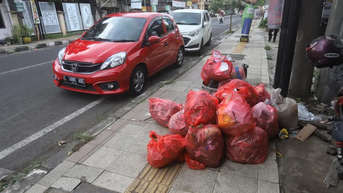 KUMUH: Tumpukan sampah rumah tangga di trotoar Jalan Pekayon, Kelurahan/Kecamatan Kranggan, Kota Mojokerto, Senin (30/3). (Sofan Radar Mojokerto)