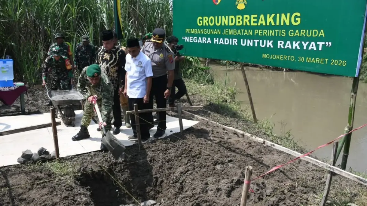 MULAI DIBANGUN: Acara groundbreaking pembangunan Jembatan Perintis Garuda di Desa Mojosarirejo, Kecamatan Kemlagi, Senin (30/3). (dok Kodim 0815 Mojokerto for JPRM)
