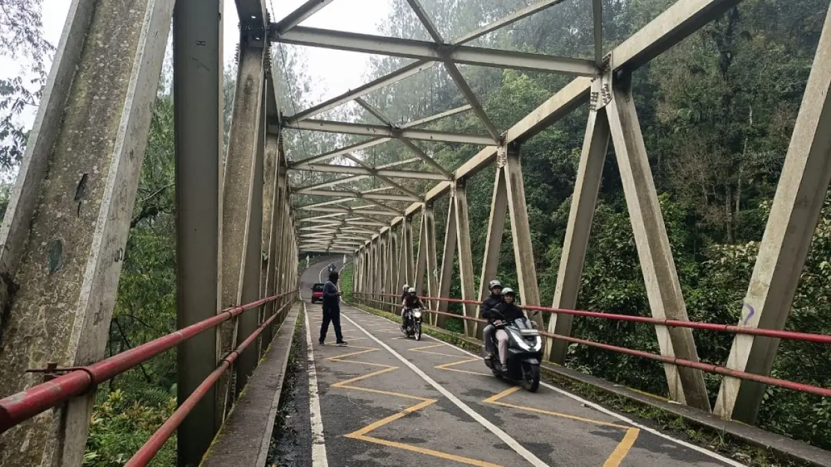 NAHAS:&nbsp;Tempat kejadian perkara penemuan jenazah warga Desa Bejijong, Kecamatan Trowulan, Kabupaten Mojokerto di bawah jembatan Cangar-Pacet, kemarin (31/3). (Rizal JPRM)