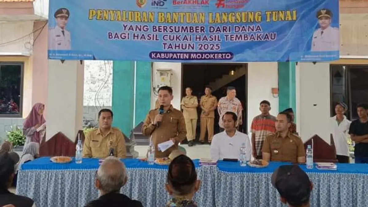 TEPAT SASARAN:&nbsp; Bupati Mojokerto Muhammad Albarraa hadir secara langsung dalam penyaluran bantuan kepada masyarakat.