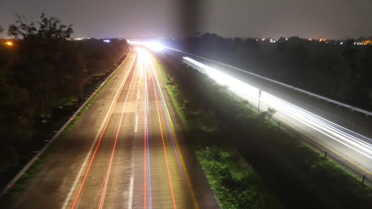 TOL MOJOKERTO: Kilatan cahaya hasil perekaman lensa kamera DLSR menunjukkan aktivitas kendaraan yang melintasi ruas Tol Mojokerto, Kecamatan Gedeg, Kabupaten Mojokerto, Senin (30/3). (Sofan JPRM)