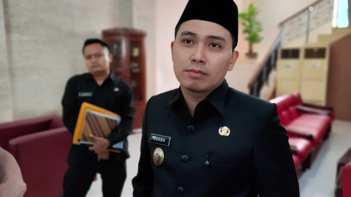 TUNGGU LAMPU HIJAU: Bupati Mojokerto Muhammad Albarraa saat memberikan keterangan pers kepada wartawan di kantor DPRD Kabupaten Mojokerto, kemarin (31/3). (Dori JPRM)