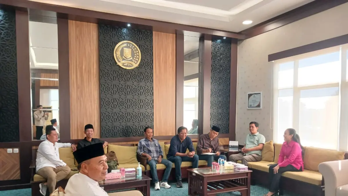 HANGAT: Kru Jawa Pos Radar Mojokerto silaturahmi dan hahalbihalal dengan pimpinan DPRD Kota Mojokerto, kemarin (1/4). (Adi JPRM)