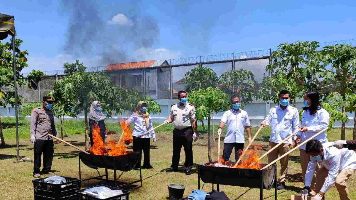 INKRACHT: Kepala Kejari Kabupaten Mojokerto, Fauzi bersama Kalapas Kelas IIB Mojokerto Rudi Kristiawan, Kadinkes Dian Anggraeni, dan perwakilan PN Mojokerto serta kepolisian musnahkan barang bukti perkara berkekuatan hukum tetap, Rabu (1/4). &nbsp;(Dori JPRM) 