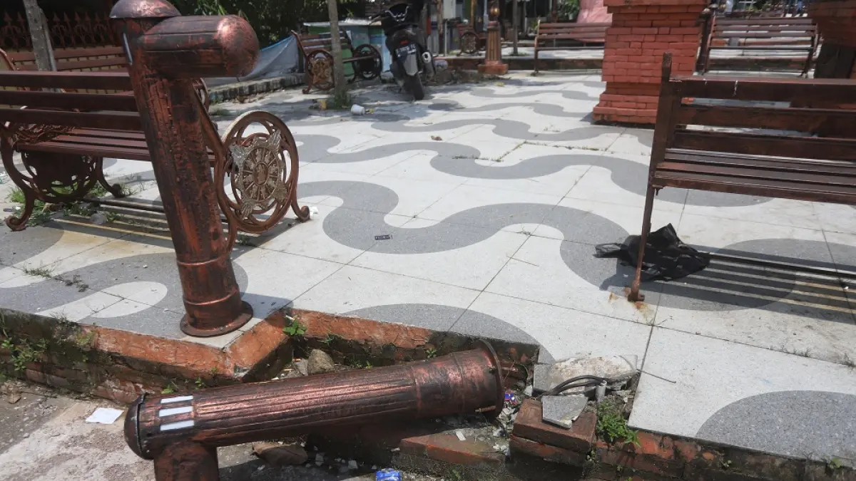 RUSAK: Kondisi sarana prasarana pendukung di area trotoar Jalan Empunala Kota Mojokerto tampak mengalami kerusakan, Selasa (31/3) malam. (Sofan JPRM)