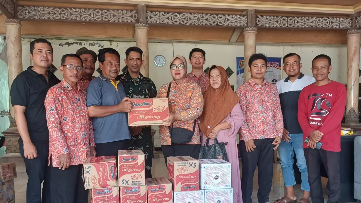 SALING BANTU: Perangkat Desa Ngrowo memberikan bantuan sembako kepada warga terdampak banjir melalui perangkat Desa Tinggarbuntut&nbsp;beberapa waktu lalu. (Dodik JPRM)