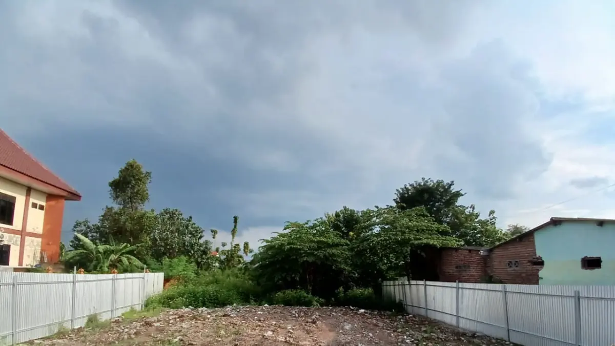 SEGERA DIGARAP: Lahan aset pemkot di Jalan Bhayangkara sudah diratakan untuk pembangunan gedung Baznas dan Forum CSR Kota Mojokerto, Selasa (31/3). (Adi JPRM)