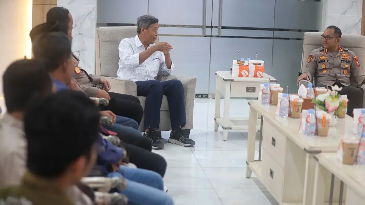 ANJANGSANA: Direktur JPRM M. Nur Kholis besama kru bersilaturahmi dengan Kapolres Mojokerto AKBP Andi Yudha Pratama didampingi Wakapolres Kompol Ris Andrian Yudo Nugroho beserta PJU, kemarin (2/4). (Sofan JPRM)