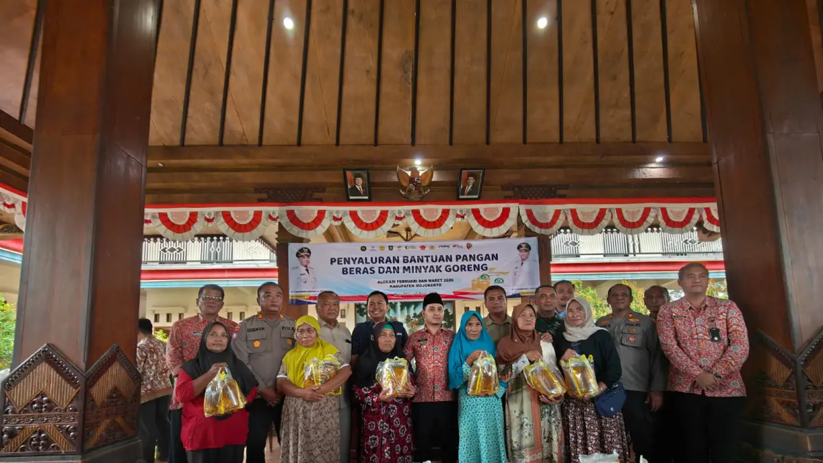 BANTUAN PANGAN: Bupati Muhammad Albarraa bersama Pemimpin Cabang Perum Bulog Kantor Cabang Mojokerto Muhammad Husin dan perwakilan forkopimda, di Desa Ngastemi, Kecamatan Bangsal, kemarin (2/4). (Dori JPRM)