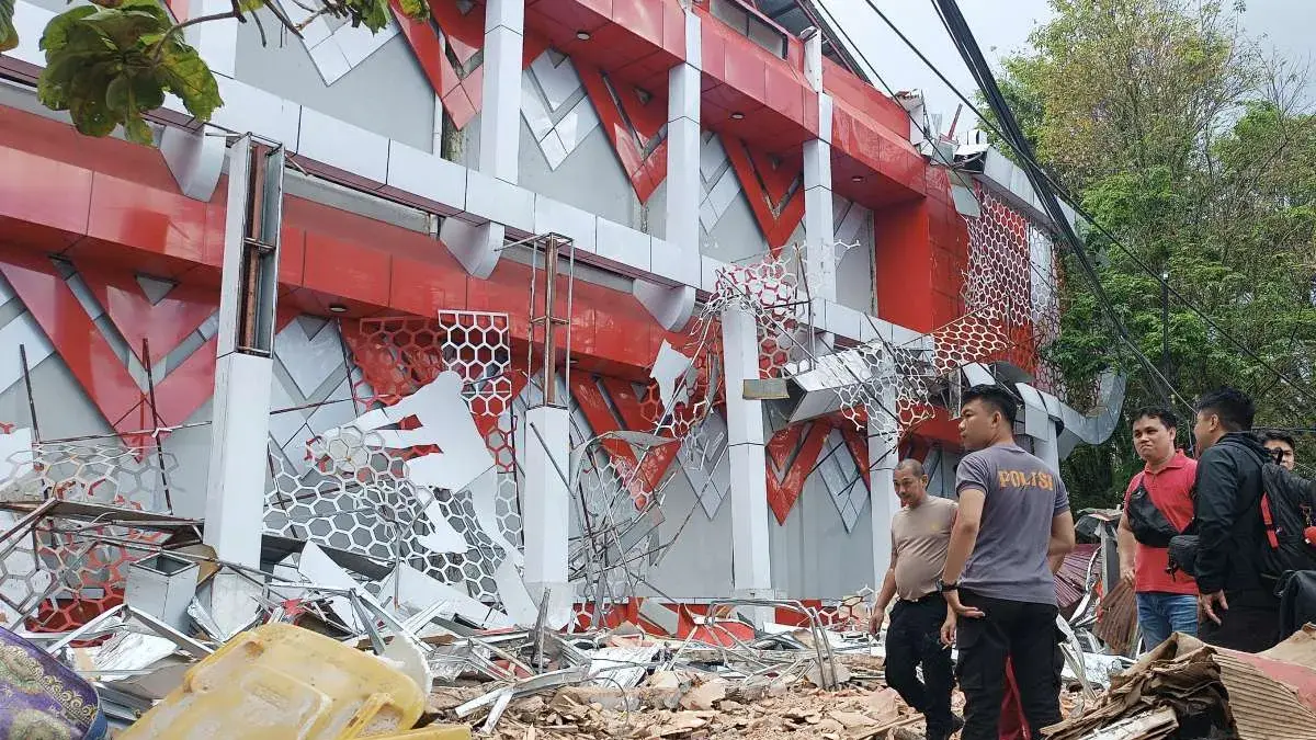 ILUSTRASI. Kondisi bangunan terdampak gempa magnitudo 7,6 di Manado, Sulawesi Utara, Kamis (2/4/2026). (ANTARA FOTO/Karel A Polakitan)