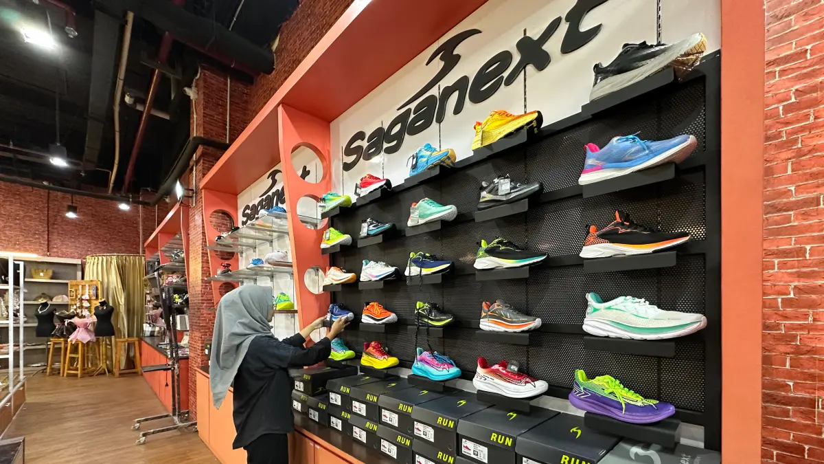 KASUAL MODERN: Seorang pengunjung melihat produk sepatu unggulan Saganext di PPUKM Sunrise Mall Mojokerto lantai 1, kemarin (2/4). (Dodik JPRM)