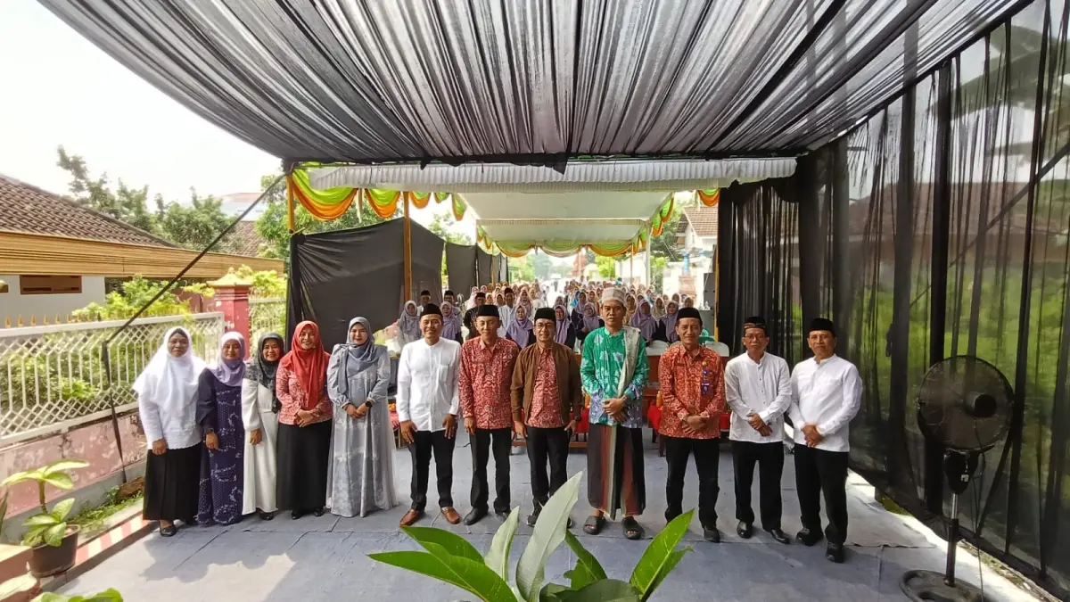 KEBERSAMAAN: Keluarga besar PGRI Kecamatan Kutorejo bersama Kepala Dispendik Amsar Azhari Siregar menggelar pengajian dan halalbihalal, kemarin (2/4). (Oce JPRM)