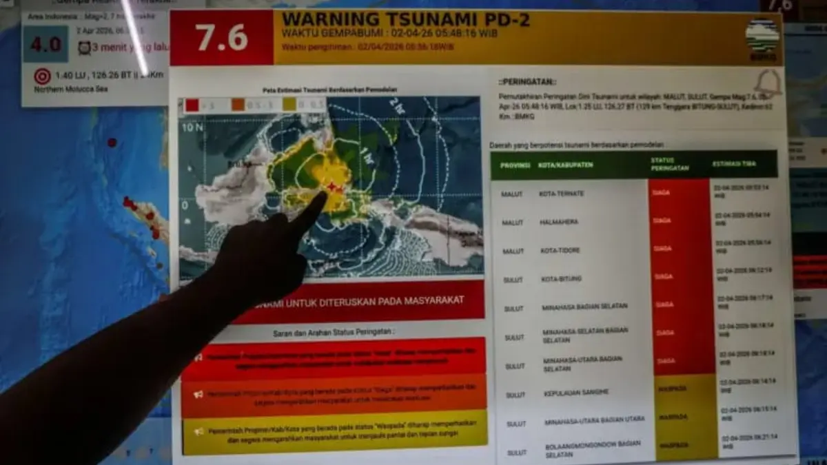 BMKG memperlihatkan pusat titik lokasi gempa bumi berkekuatan magnitudo 7,6 yang mengguncang wilayah Sulawesi Utara dan Maluku Utara melalui layar monitor di Kantor BMKG Stasiun Geofisika Kelas III Ternate, Maluku Utara, Kamis (02/04). Foto: ANTARA FOTO/ANDRI SAPUTRA