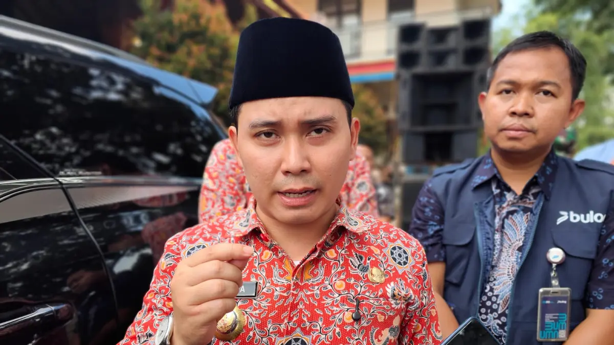 KOMITMEN: Bupati Mojokerto Muhammad Albarraa saat memberikan keterangan pers kepada wartawan terkait penghematan energi di lingkungan Pemkab Mojokerto, kemarin (2/4). (Dori JPRM)