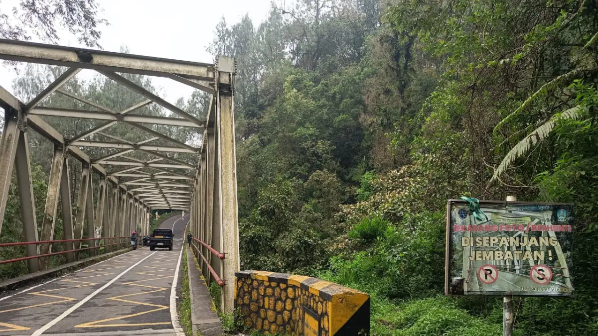 RAMBU: Pengendara dilarang berhenti, parkir, dan beraktivitas di area jembatan kembar Pacet-Cangar yang jadi TKP penemuan jenazah warga asal Desa Bejijong, Kecamatan Trowulan, Kabupaten Mojokerto, Selasa (31/3). (Rizal JPRM)
