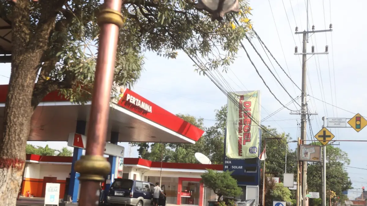 BERMASALAH: Reklame SPBU Pertamina di Jalan Gajah Mada, Kota Mojokerto, menginjak tujuh bulan pasca disegel satpol PP pada September 2025. (Sofan JPRM)