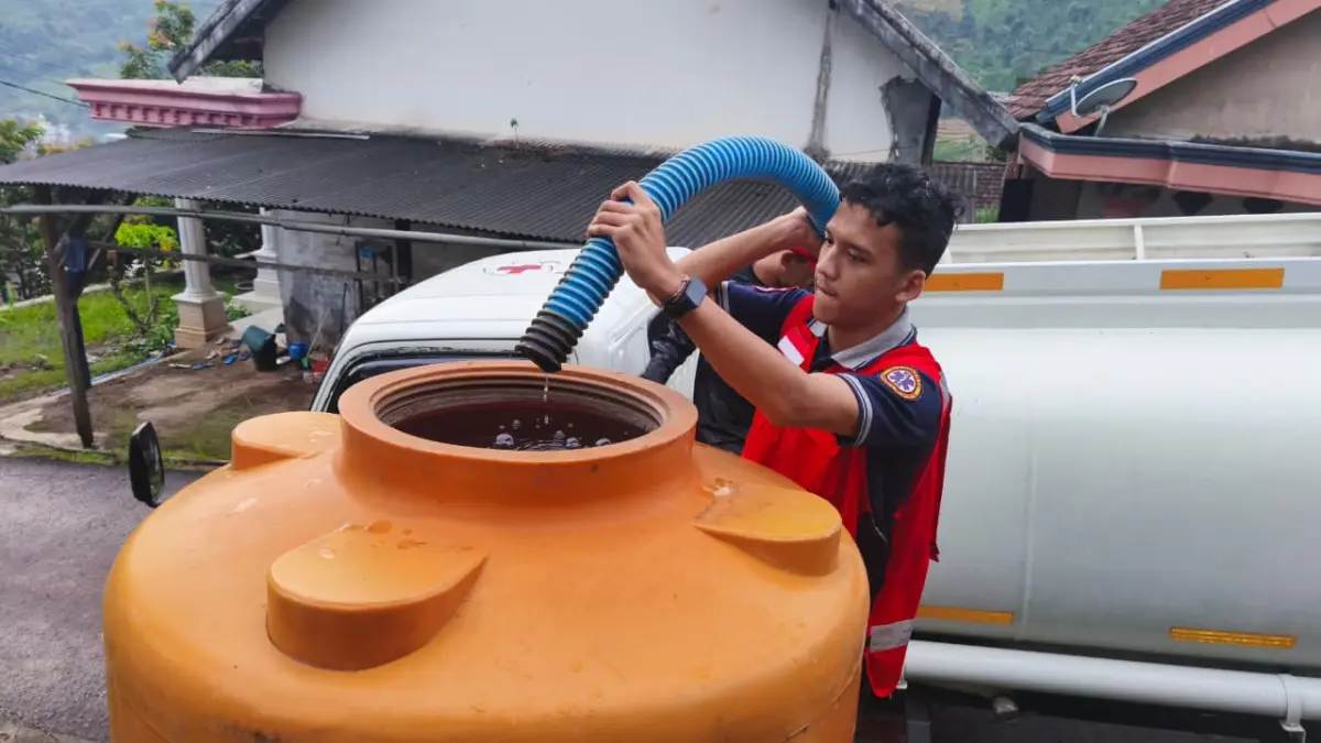 DISUPLAI: Petugas PMI Kabupaten Mojokerto mengisi air bersih ke tandon di Desa Dilem, Kecamatan Gondang yang mengalami krisis air. (Rizal JPRM)