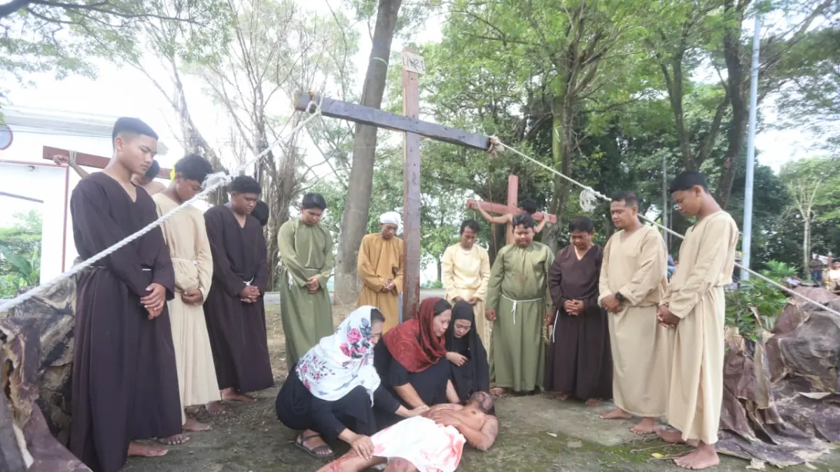 FRAGMEN: Para pemuda GKJW Pepantan Banyulegi dalam sebuah fragmen teaterikal Jalan Salib. 