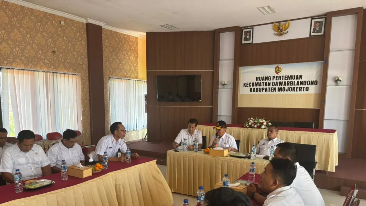 KOORDINASI: Sekdakab Mojokerto Teguh Gunarko didampingi kepala OPD terkait melakukan koordinasi dengan Kementerian PU saat survei lahan untuk pembangunan SR di Kecamatan Dawarblandong Rabu (1/4). (Dori JPRM)