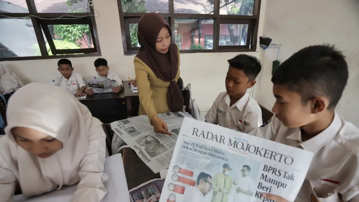 MENIMBA ILMU: Siswa SMPN 4 Mojokerto belajar di ruang kelas menggunakan koran sebagai media pembelajaran. Sejak masa Kerajaan Majapahit, membaca dan menulis sudah menjadi pelajaran dasar. (dok JPRM)