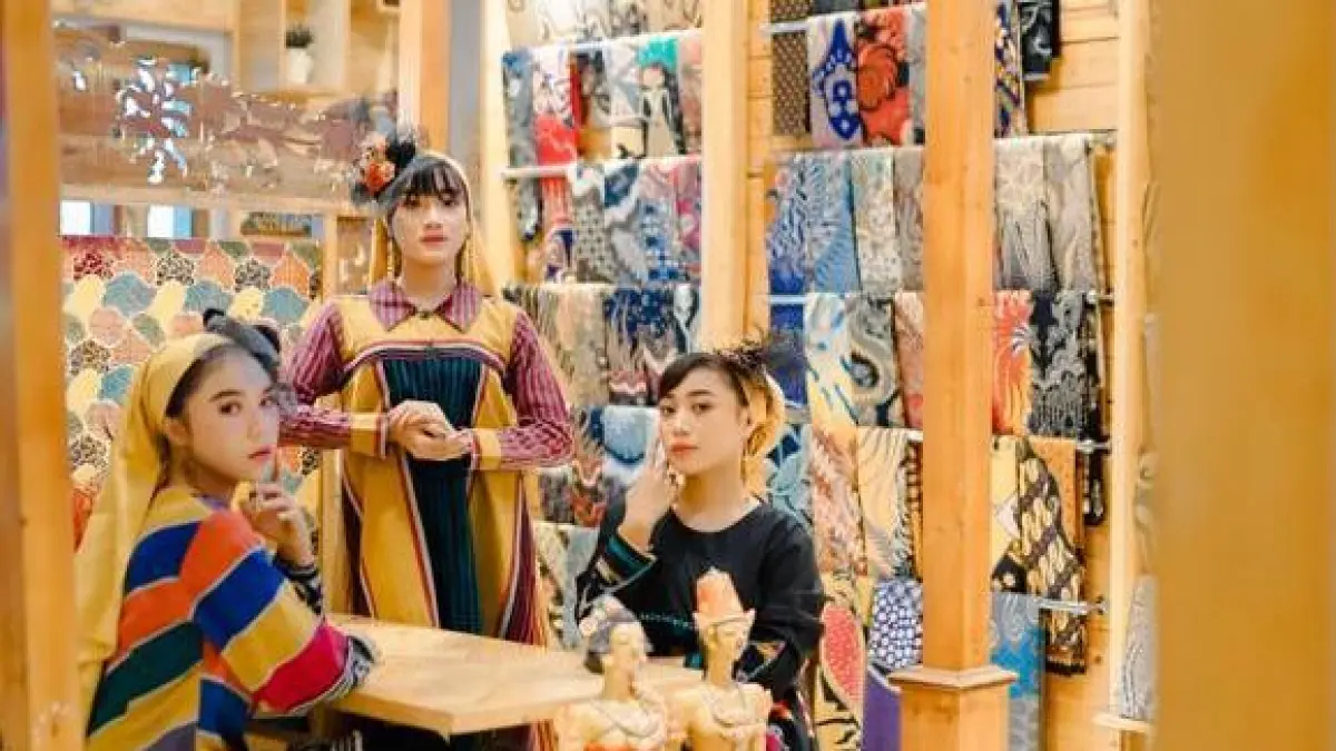 BATIK KHAS: Model memperagakan busana batik Lurik dari koleksi MyDebz. (dok MyDebz for JPRM)