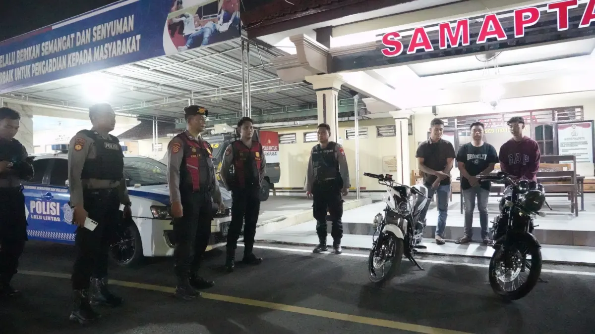 DITINDAK: Polisi melakukan klarifikasi terhadap tiga pemuda yang membuat konten freestyle motor, Jumat (3/4). (Adi JPRM)