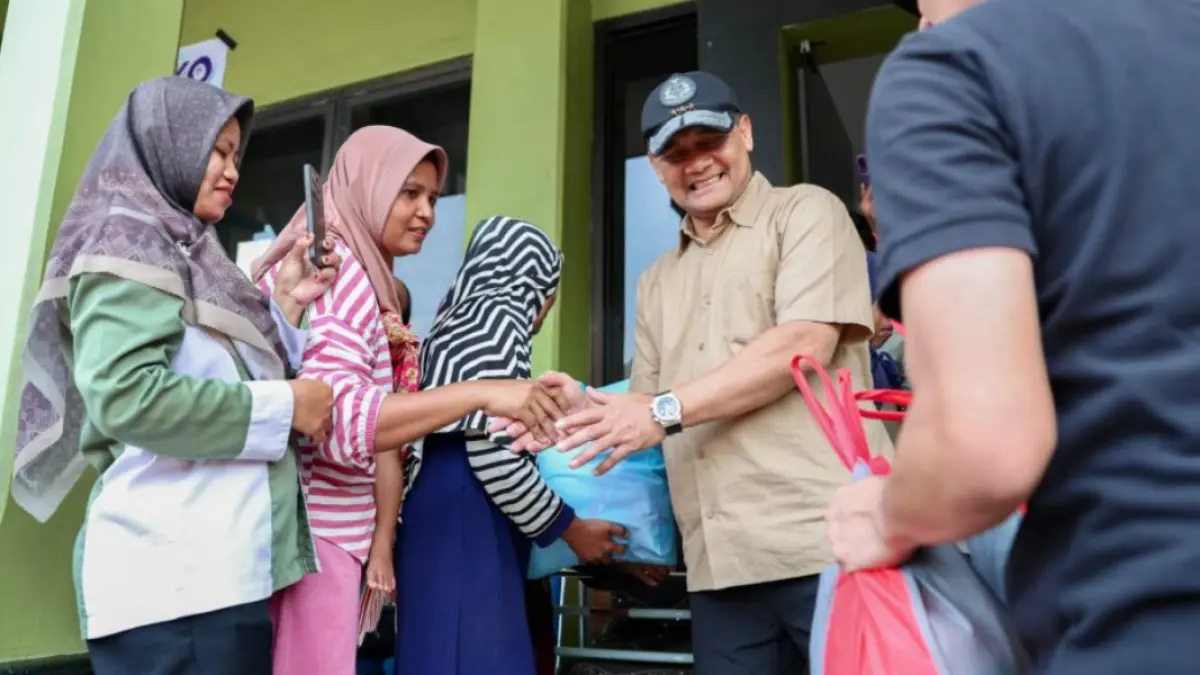Gubernur Jawa Tengah Ahmad Luthfi meninjau lokasi pengungsian korban banjir di Kecamatan Guntur, Kabupaten Demak, Sabtu (4/4/2026). (sumber: jateng.prov.go.id) 