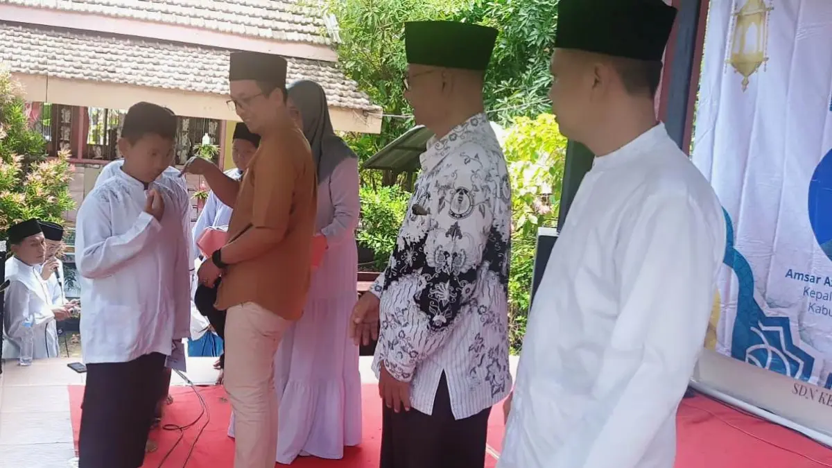 PEDULI: Kepala Dinas Pendidikan Kabupaten Mojokerto Amsar Ashari Siregar membagikan santunan kepada anak yatim.